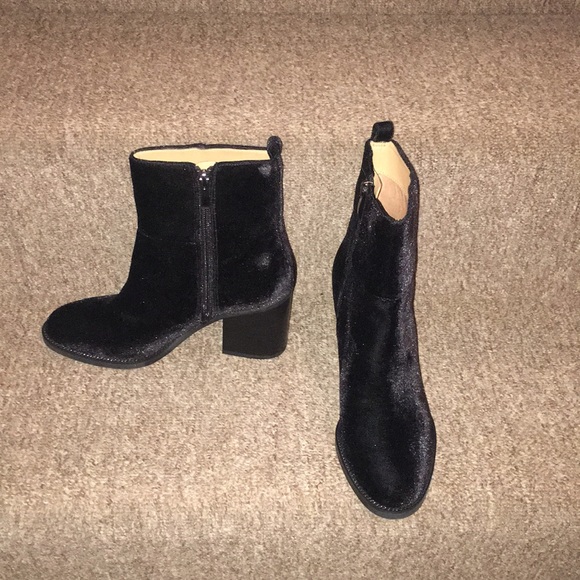 🖤NWT Franco Sarto Black Velvet Booties - Picture 3 of 8